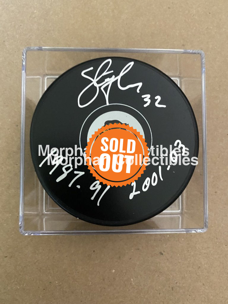 Steve Thomas - Autographed Pucks Chicago Blackhawks Puck